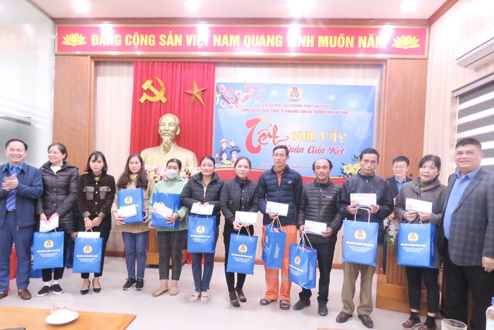 Tổng Công ty Khoáng sản và Thương mại Hà Tĩnh tổ chức Tết sum vầy trao quà Tết cho công nhân khó khăn. Ảnh: Mai Anh.