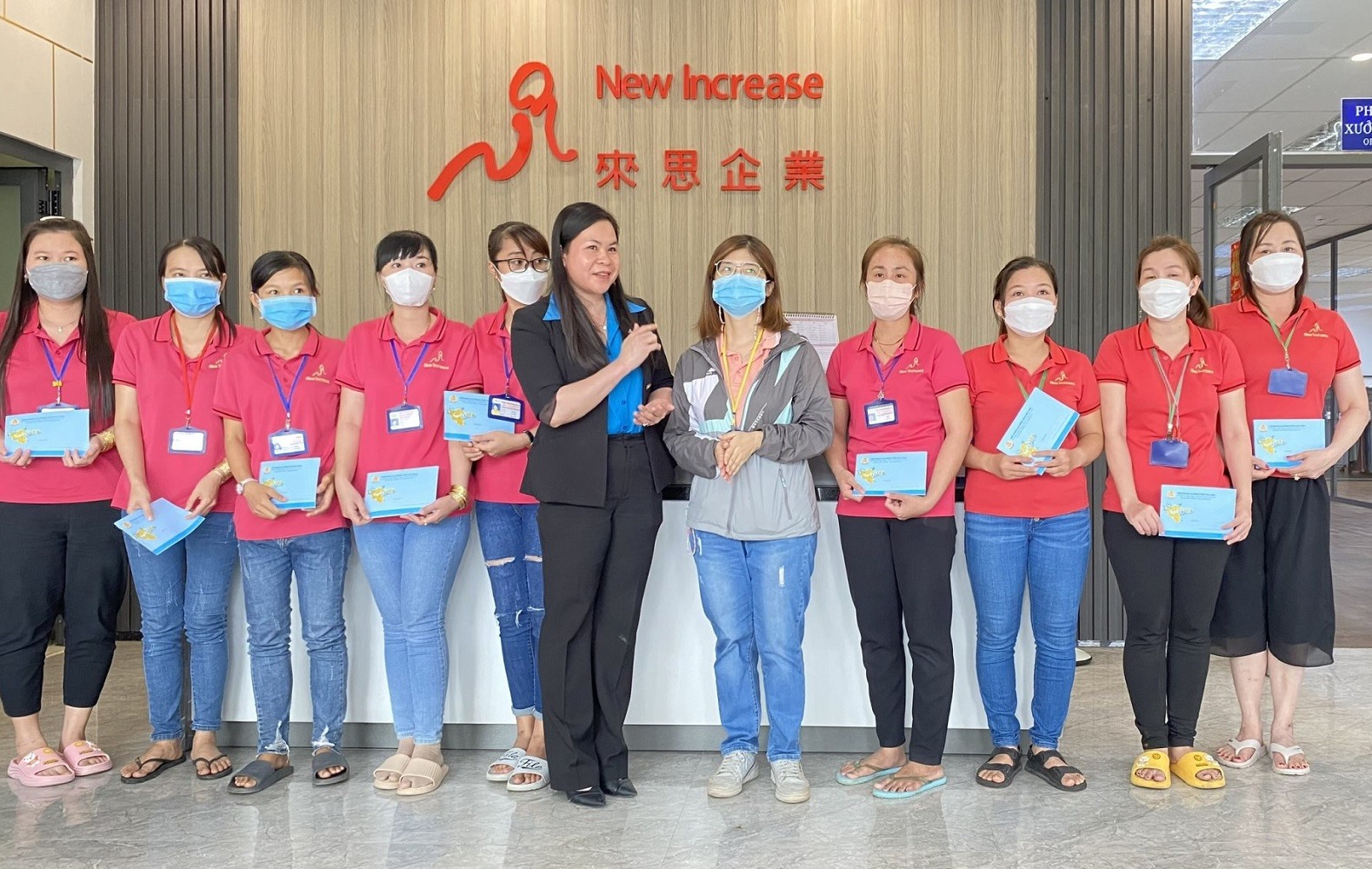 Chủ tịch LĐLĐ tỉnh Trà Vinh Thạch Thị Thu Hà tặng quà cho công nhân Công ty TNHH New Increase Việt Nam. Ảnh: Trí Dũng