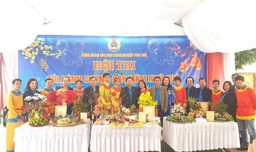 Lãnh đạo Liên đoàn Lao động tỉnh, Công đoàn các Khu nghiệp tỉnh trao giải Nhất và 2 giải Nhì cho các đội. Ảnh: Mai Hương