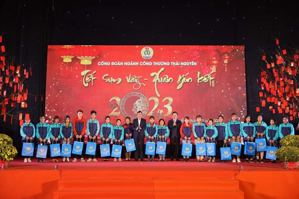 Người lao động ngành Công Thương Thái Nguyên nhận quà Tết từ các cấp lãnh đạo. Ảnh: Công đoàn Thái Nguyên