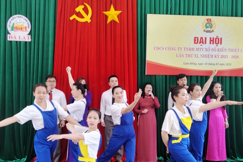 Chương trình văn nghệ của đoàn viên, người lao động chào mừng đại hội. Ảnh: Đức Thiệm