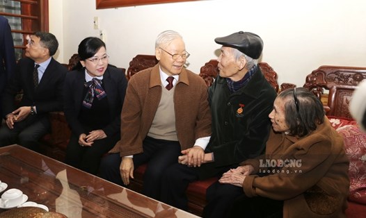Tổng Bí thư Nguyễn Phú Trọng thăm và chúc Tết gia đình cụ Nguyễn Trung Lựu (TP Phổ Yên, Thái Nguyên).