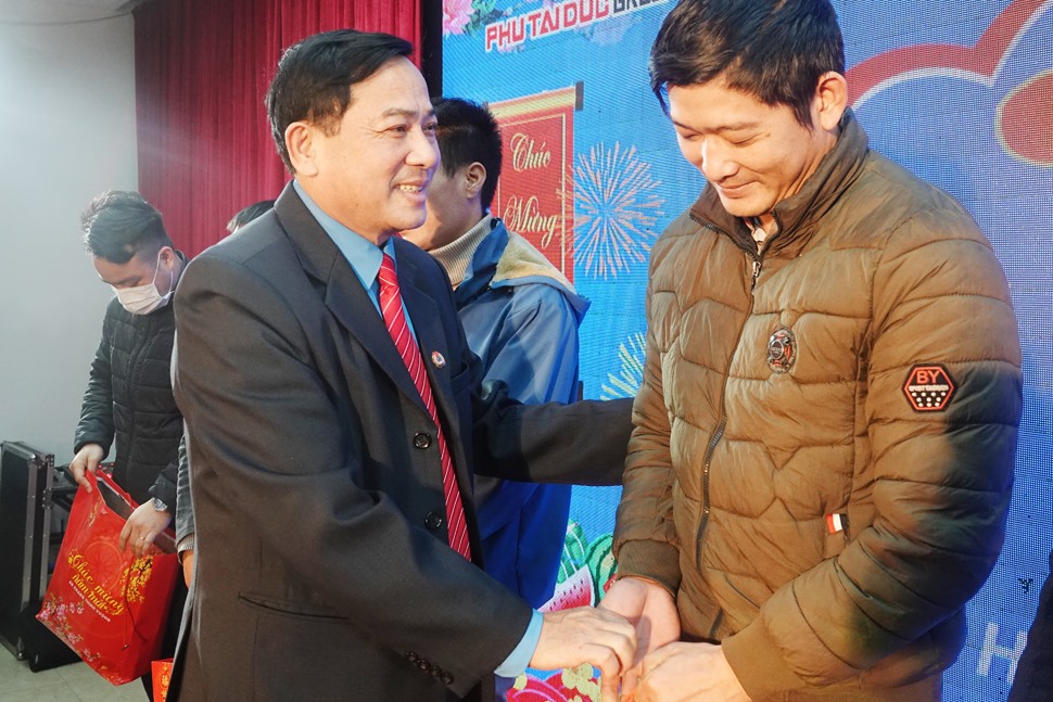 Ông Hồ Minh Châu - Chủ tịch Công đoàn ngành Công Thương Hà Tĩnh trao quà cho đoàn viên khó khăn. Ảnh: Trần Tuấn.