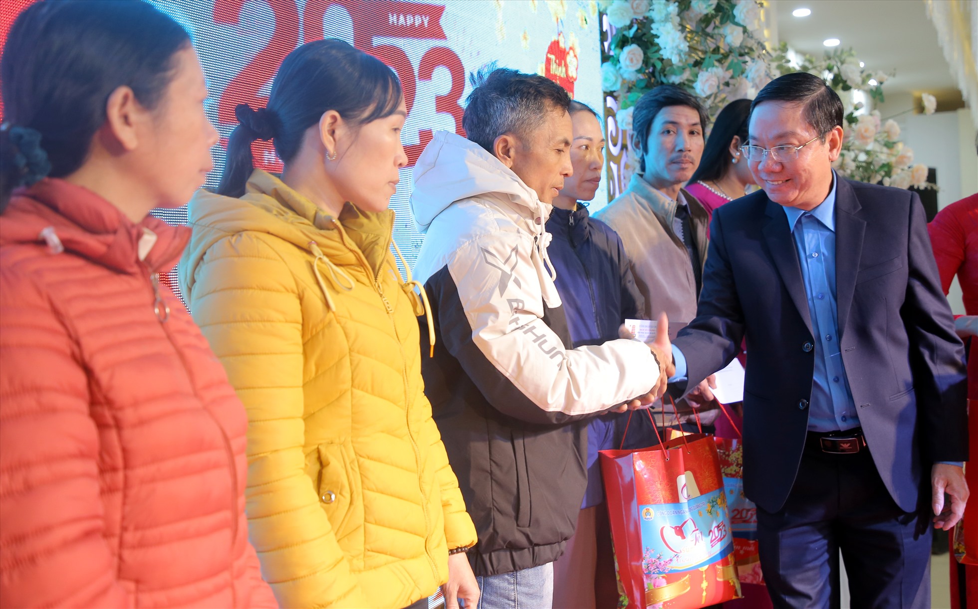 Ông Nguyễn Thế Lập - Chủ tịch LĐLĐ tỉnh Quảng Trị trao quà cho người lao động tại chương trình Tết sum vầy do Công đoàn ngành Xây dựng tổ chức. Ảnh: Hưng Thơ.