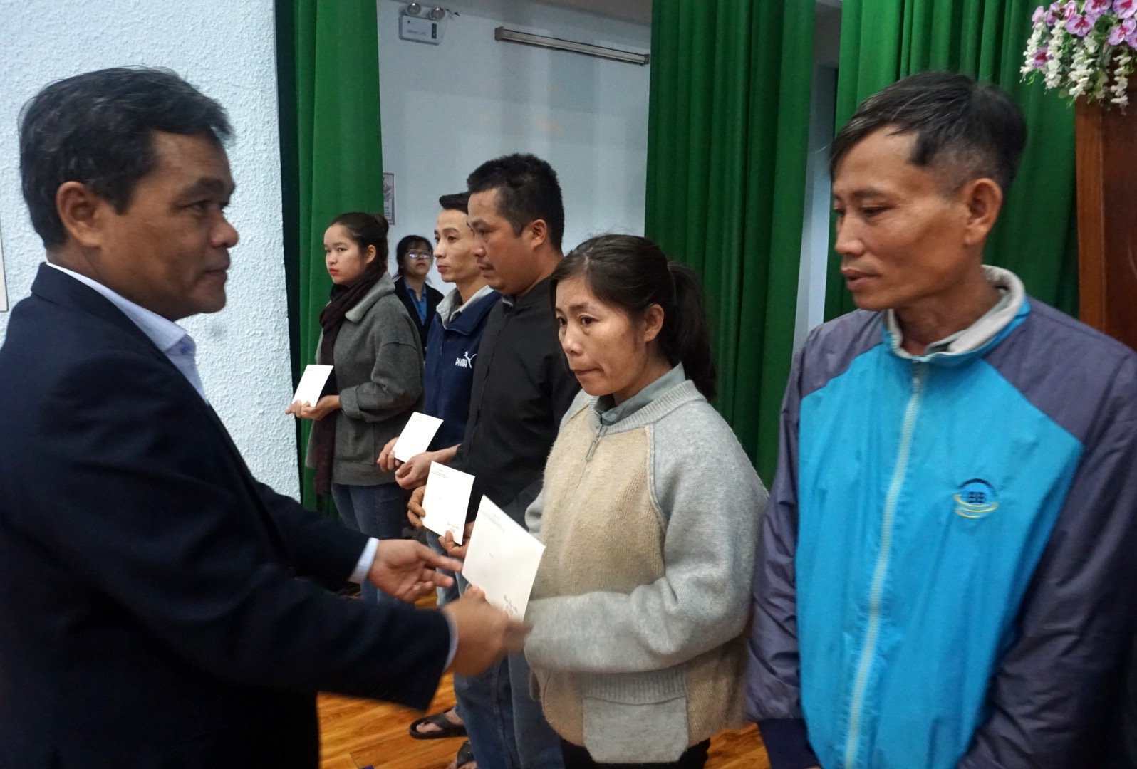 Ông Hồ Văn Niên - Bí thư Tỉnh uỷ Gia Lai trao quà cho các công nhân lao động. Ảnh Thanh Tuấn