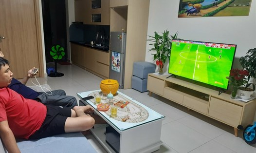 Anh Hồ Hải Quân xem bóng đá trong căn hộ của gia đình. Ảnh: Hà Anh