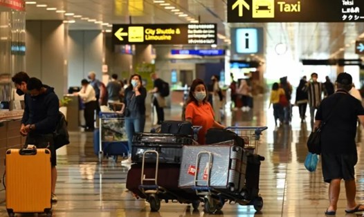 Hành khách tại sân bay Changi, Singapore. Ảnh: AFP