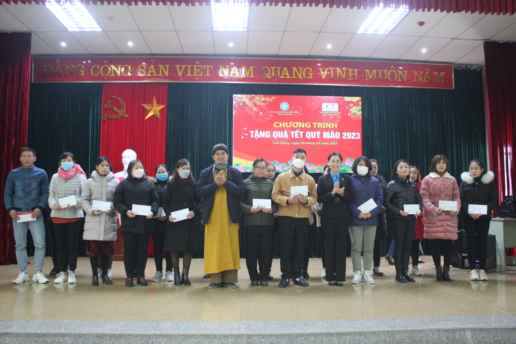 LĐLĐ tỉnh Cao Bằng vừa phối hợp tặng hàng trăm suất quà đến tay người công nhân có hoàn cảnh khó khăn. Ảnh: Thuỳ Dương.