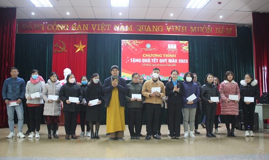 LĐLĐ tỉnh Cao Bằng vừa phối hợp tặng hàng trăm suất quà đến tay người công nhân có hoàn cảnh khó khăn. Ảnh: Thuỳ Dương.