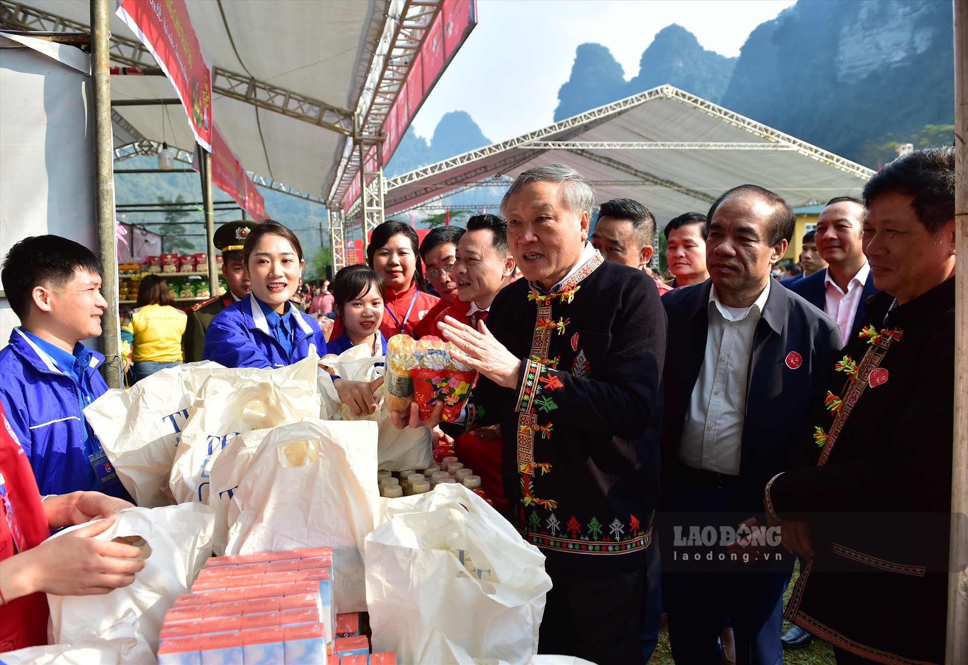 Tuyên Quang tổ chức trao quà Tết và chương trình Hội chợ Nhân ái.