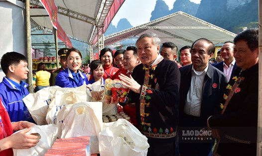 Tuyên Quang tổ chức trao quà Tết và chương trình Hội chợ Nhân ái.