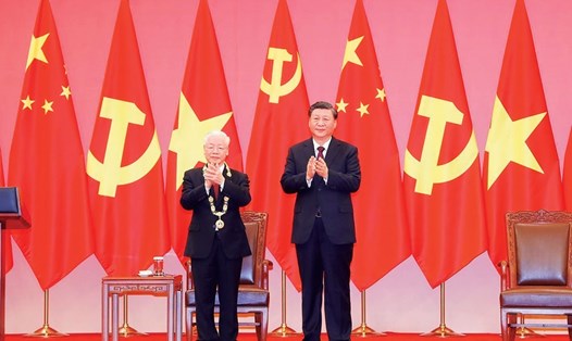 Tổng Bí thư, Chủ tịch Trung Quốc Tập Cận Bình trao Huân chương Hữu nghị tặng Tổng Bí thư Nguyễn Phú Trọng tại Đại Lễ đường Nhân dân ở thủ đô Bắc Kinh, ngày 31.10.2022.  Ảnh: TTXVN