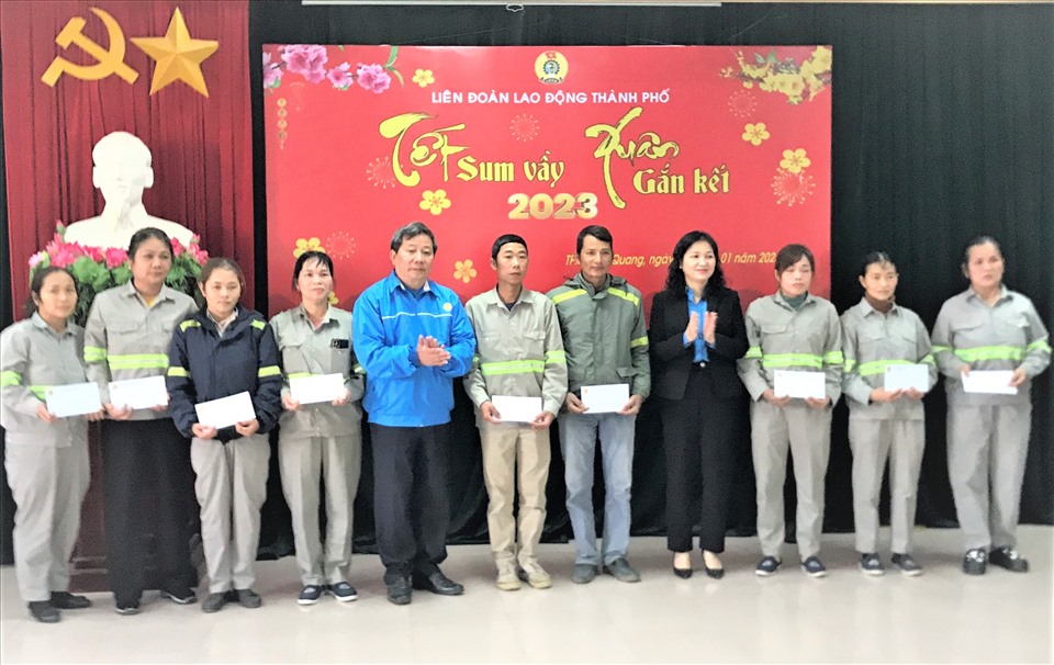 Lãnh đạo LĐLĐ tỉnh Tuyên Quang trao quà cho công nhân. Ảnh: Hoàng Yến