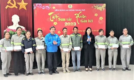 Lãnh đạo LĐLĐ tỉnh Tuyên Quang trao quà cho công nhân. Ảnh: Hoàng Yến