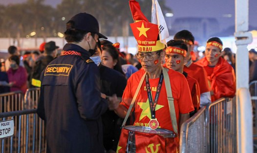Cổ động viên tới sân Mỹ Đình cổ vũ cho đội tuyển Việt Nam tại AFF Cup 2022. Ảnh: Minh Dân