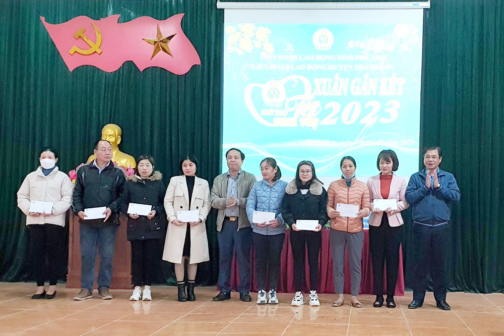 Ông Quách Tấn Công - Uỷ viên Ban Thường vụ, Trưởng ban Tuyên giáo-Nữ công Liên đoàn Lao động tỉnh Phú Thọ (ngoài cùng, bên phải) - cùng lãnh đạo Huyện ủy trao quà tết cho đoàn viên có hoàn cảnh khó khăn. Ảnh: Hải Huyền