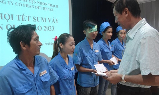 Phó Chủ tịch LĐLĐ huyện Nhơn Trạch Ngô Tấn Thanh tặng quà Tết cho công nhân tại Công ty Dệt Texhong (KCN Nhơn Trạch 5). Ảnh: Xuân Mai
