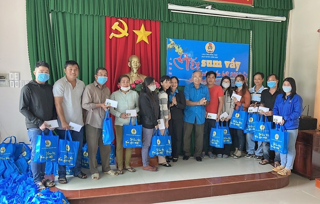 Phó Chủ tịch LĐLĐ tỉnh Đồng Tháp Nguyễn Thị Thu Ba cùng Chủ tịch LĐLĐ huyện Hồng Ngự Nguyễn Hữu Tâm trao quà cho đoàn viên và người lao động. Ảnh: Lưu Hùng