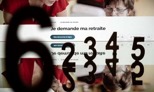 Màn hình hiển thị trang web bảo hiểm hưu trí và các con số liên quan đến cải cách lương hưu do chính phủ Pháp thực hiện. Ảnh: AFP