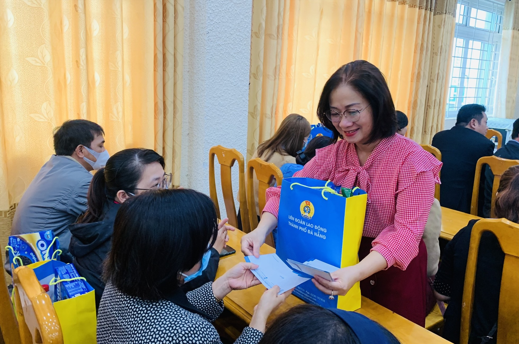 Bà Đinh Thị Thanh Hà - Phó Chủ tịch LĐLĐ TP Đà Nẵng - trao hỗ trợ cho cán bộ Công đoàn cơ sở. Ảnh: Tường Minh