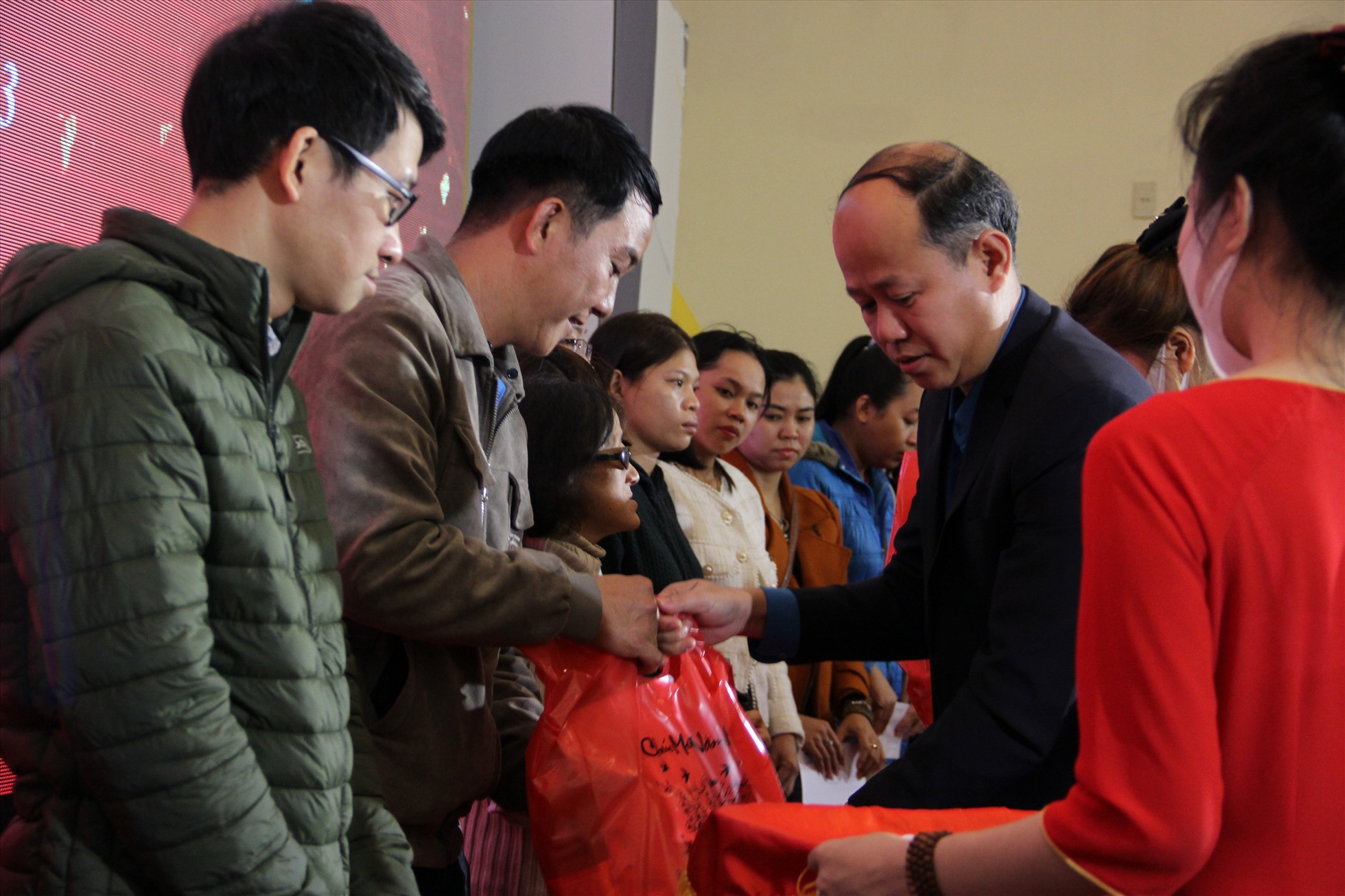 Ông Lê Văn Đại, Phó chủ tịch LĐLĐ thàn phố Đà Nẵng trao quà đến các đoàn viên của Công đoàn viên chức thành phố gặp khóp khăn. Ảnh: Tường Minh