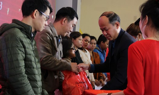 Ông Lê Văn Đại, Phó chủ tịch LĐLĐ thàn phố Đà Nẵng trao quà đến các đoàn viên của Công đoàn viên chức thành phố gặp khóp khăn. Ảnh: Tường Minh