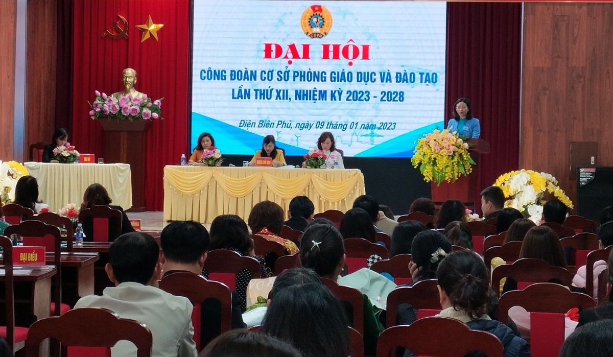 Bà Đoàn Thị Quế – Ủy viên Ban Thường vụ LĐLĐ tỉnh Điện Biên, Chủ tịch LĐLĐ TP Điện Biên Phủ phát biểu chỉ đạo tại Đại hội. Ảnh: Đỗ Hiền