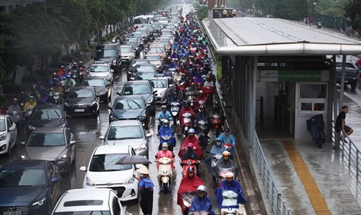 Thời tiết mưa nhiều, tuyến đường ở Hà Nội thường rơi vào tắc nghẽn. Ảnh: Tô Thế.