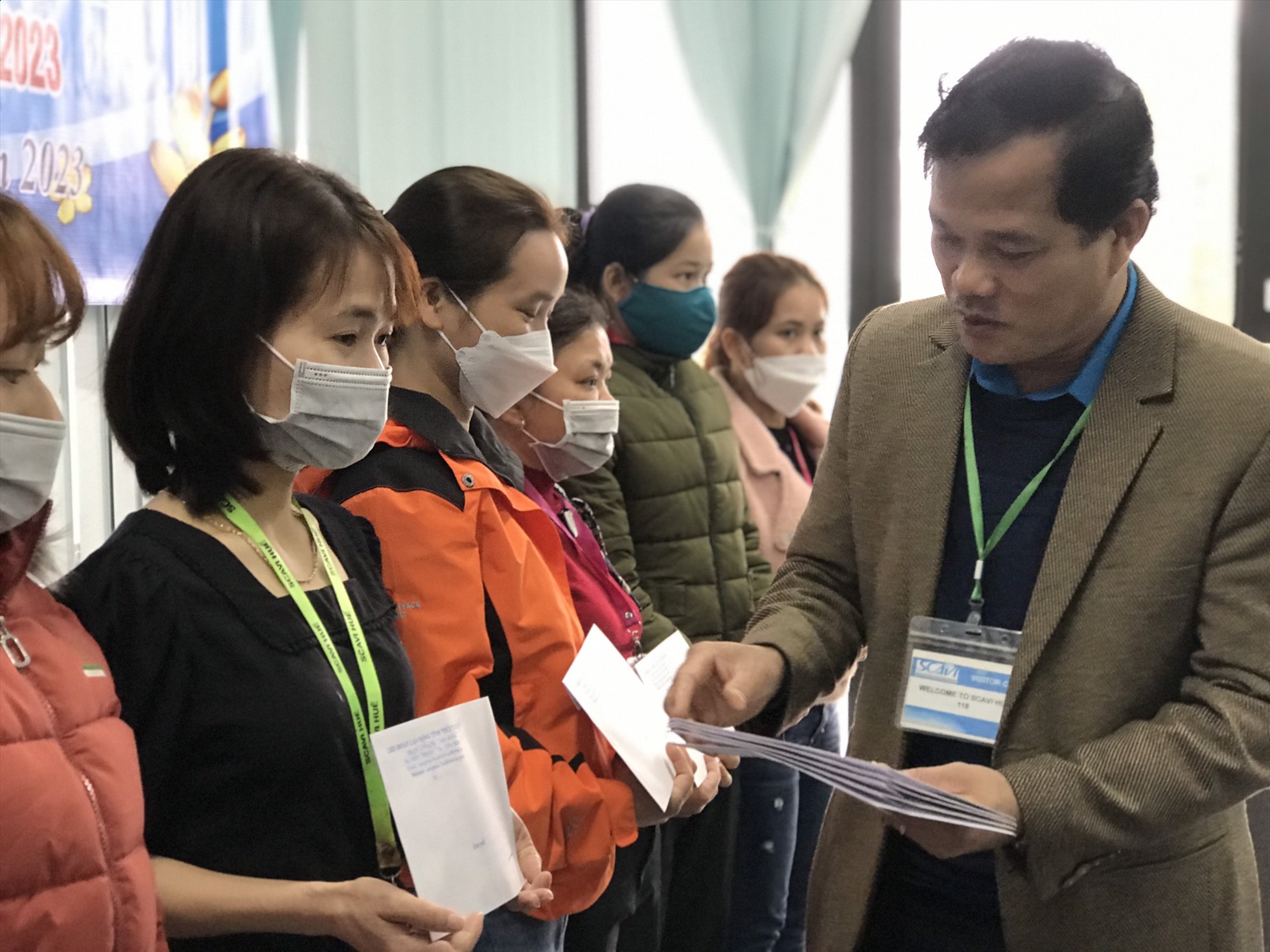 Ông Lê Minh Nhân - Chủ tịch LĐLĐ Thừa Thiên Huế tặng quà cho đoàn viên, người lao động. Ảnh: Nguyễn Đình Thành.