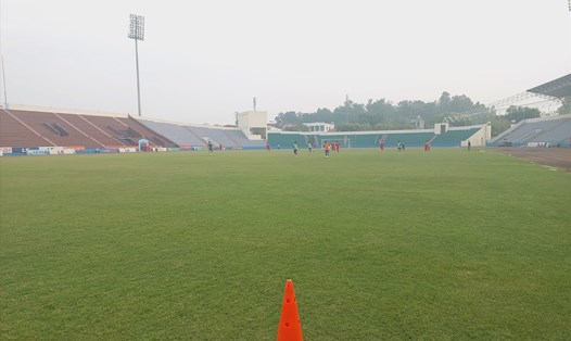 Dù đã “cõng” rất nhiều trận thi đấu bóng đá trong năm 2022, dưới tiết trời mùa đông, mặt cỏ tại SVĐ Việt Trì xanh mướt như một tấm thảm. Ảnh: Tô Công