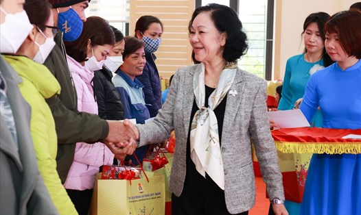 Ủy viên Bộ Chính trị, Bí thư Trung ương Đảng, Trưởng Ban Tổ chức Trung ương Trương Thị Mai trao quà cho công nhân. Ảnh: Hải Nguyễn