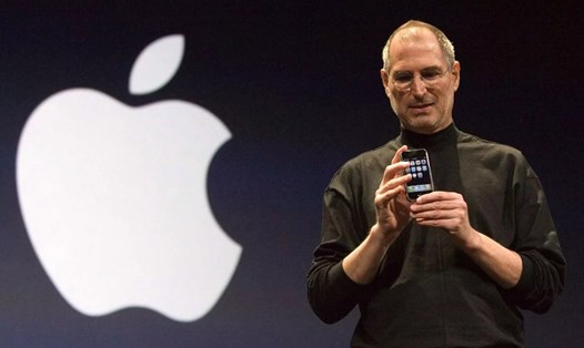 Cố CEO Steve Jobs cùng chiếc iPhone đầu tiên. Ảnh: Apple