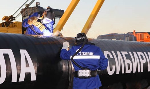 Hàn mối nối đầu tiên tại đường ống dẫn khí Sức mạnh Siberia. Ảnh: gazprom.com