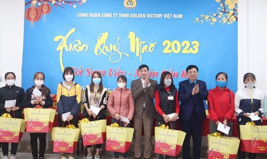 Lãnh đạo LĐLĐ tỉnh Nam Định trao quà Tết cho công nhân có hoàn cảnh khó khăn. Ảnh: Công đoàn Nam Định
