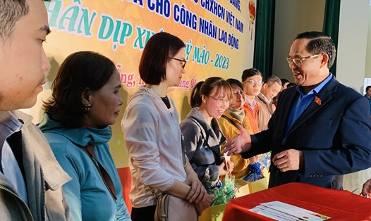 Thượng tướng Trần Quang Phương, Phó Chủ tịch Quốc hội tặng quà Tết công nhân lao động Đà Nẵng. Ảnh: Tường Minh
