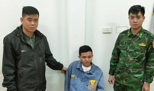 Đối tượng Trịnh Linh Khang (giữa) bị bắt giữ khi đang lẩn trốn sang Campuchia. Ảnh: Biên phòng cung cấp
