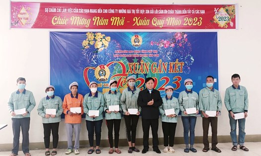 Đoàn viên, công nhân lao động có hoàn cảnh khó khăn nhận quà tại Chương trình Tết Sum vầy - Xuân gắn kết do Liên đoàn Lao động huyện Tân Sơn tổ chức. Ảnh: Hồng Nhuận