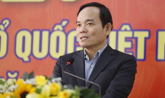 Phó Thủ tướng Trần Lưu Quang trăn trở việc doanh nghiệp cho người lao động nghỉ việc. Ảnh: Hữu Long