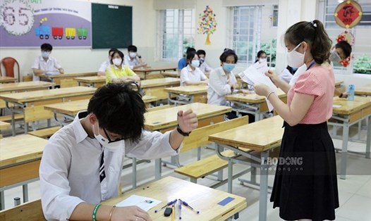 Nhiều học sinh lớp 10 sốt ruột đợi phương án thi tốt nghiệp THPT năm 2025. Ảnh: Hải Nguyễn