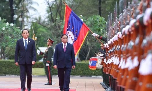 Thủ tướng Lào Sonexay Siphandone và Thủ tướng Phạm Minh Chính duyệt đội danh dự Quân đội Cộng hòa Dân chủ Nhân dân Lào. Ảnh: VGP