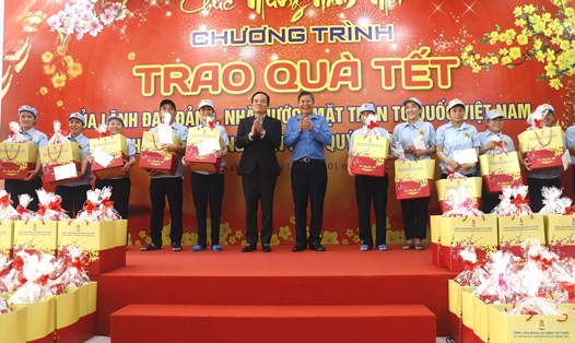 Phó Thủ tướng Chính phủ Trần Lưu Quang và Phó Chủ tịch Thường trược Tổng LĐLĐ Việt Nam Trần Thanh Hải trao tận tay những món quà Tết động viên công nhân khó khăn tại Khánh Hòa.