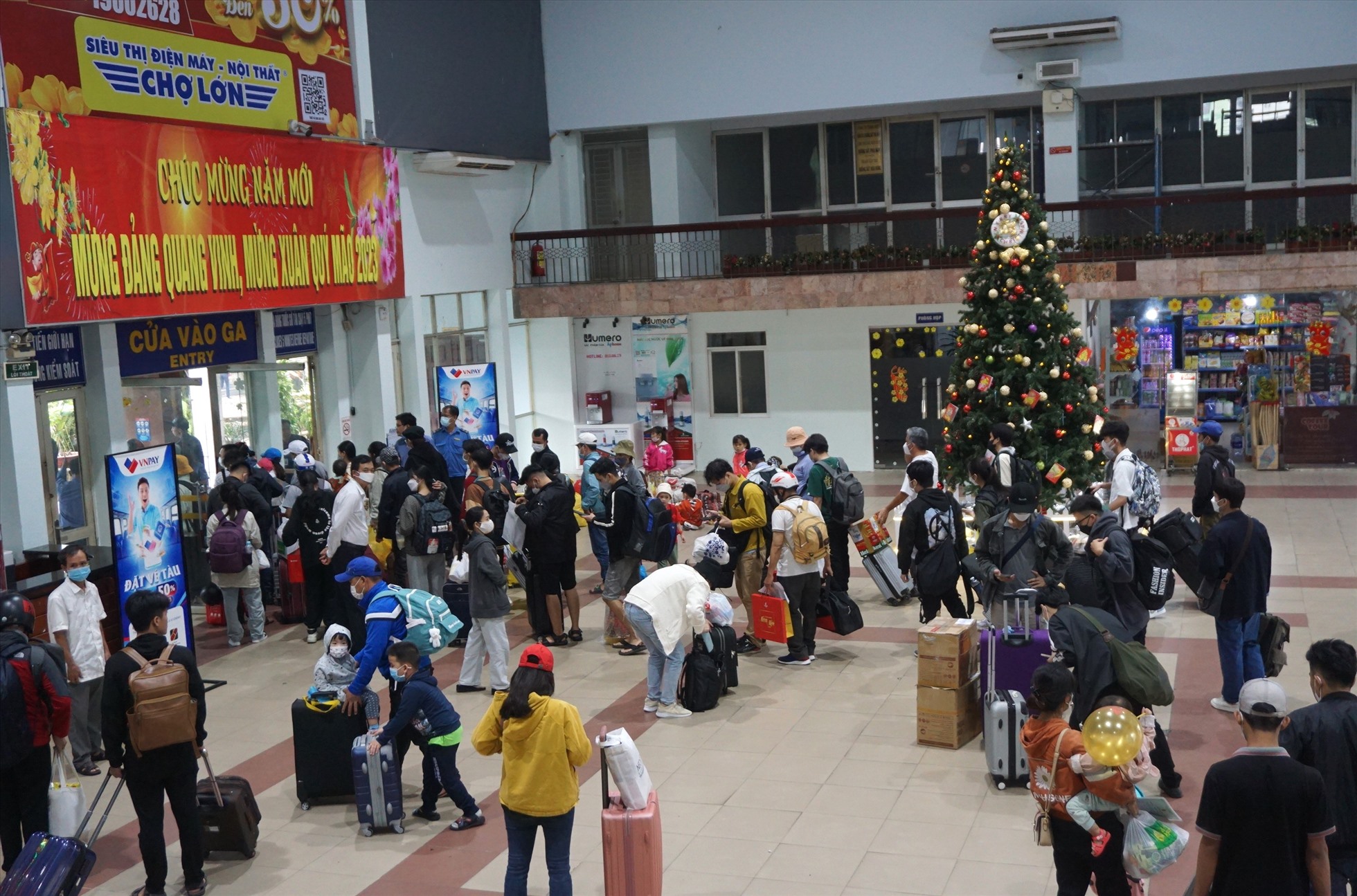 Ga Sài Gòn nhộn nhịp khách về quê ăn Tết