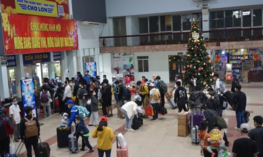 Hành khách xếp hàng chờ qua cửa kiểm soát vé ở ga Sài Gòn.  Ảnh: Minh Quân