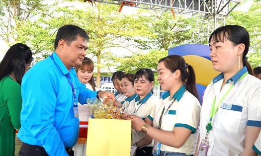 Chủ tịch LĐLĐ tỉnh Hậu Giang Nguyễn Văn Bảy trao quà Tết cho công nhân. Ảnh: Văn Sỹ