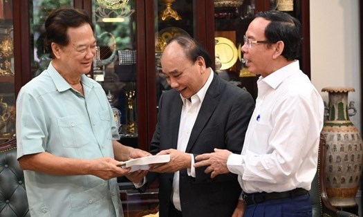 Chủ tịch nước Nguyễn Xuân Phúc đến thăm, chúc Tết nguyên Thủ tướng Nguyễn Tấn Dũng và gia đình. Ảnh: VĂN MINH