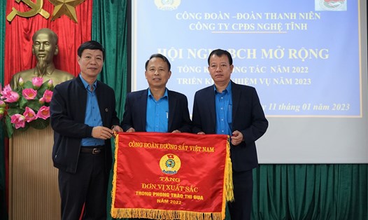 Chủ tịch Công đoàn Đường sắt Việt Nam trao Cờ thi đua xuất sắc cho tập thể Công ty Cổ phần Đường sắt Nghệ Tĩnh. Ảnh: Chu Kiên