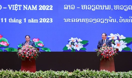 Thủ tướng Phạm Minh Chính và Thủ tướng Lào Sonexay Siphandone chủ trì cuộc họp báo chung. Ảnh: VGP