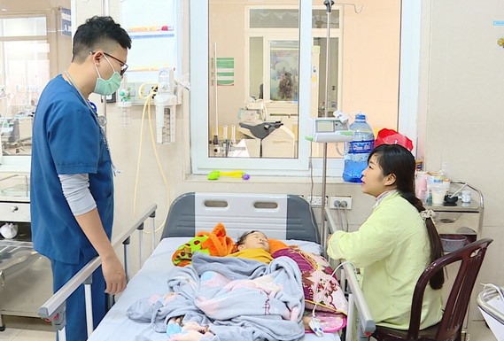 Bác sĩ Khoa Cấp cứu, Bệnh viện Sản - Nhi tỉnh Ninh Bình tư vấn, hướng dẫn bà mẹ chăm sóc trẻ bị tiêu chảy. Ảnh: Diệu Anh