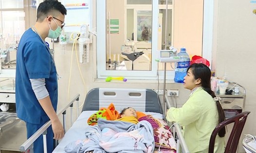 Bác sĩ Khoa Cấp cứu, Bệnh viện Sản - Nhi tỉnh Ninh Bình tư vấn, hướng dẫn bà mẹ chăm sóc trẻ bị tiêu chảy. Ảnh: Diệu Anh
