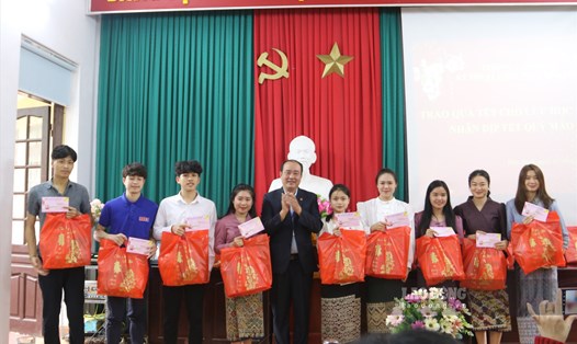 Ban giám hiệu trường Cao đẳng Kỹ thuật Công nghệ Hoà Bình tặng quà cho lưu học sinh Lào trước kỳ nghỉ Tết. Ảnh: Khánh Linh